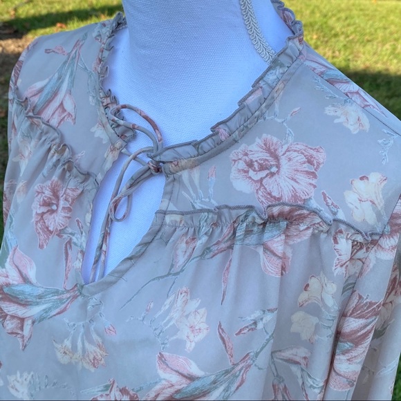 VIOLET + CLAIRE GRAY FLORAL BLOUSE D - Picture 6 of 9